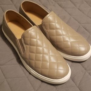 Mountain Sole shoes size 9